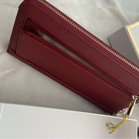 Clutch by Guess USA - Picture 3 of 12